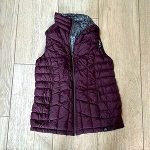Zero X Posur like new light weight vest-Maroon color, size medium